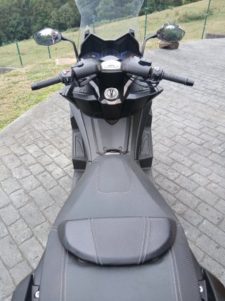 Kymco AK 550 Negro/Dorado