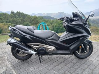 Kymco AK 550 Negro/Dorado