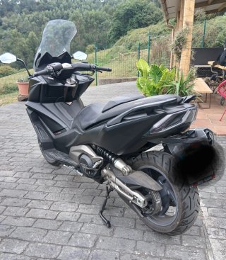 Kymco AK 550 Negro/Dorado