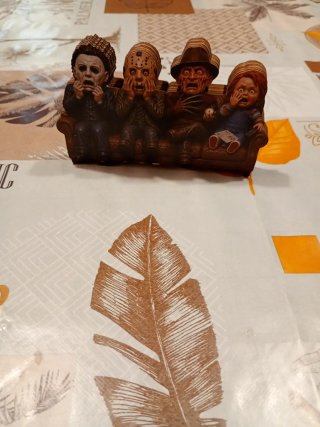 Statuetta personaggi film horror divano