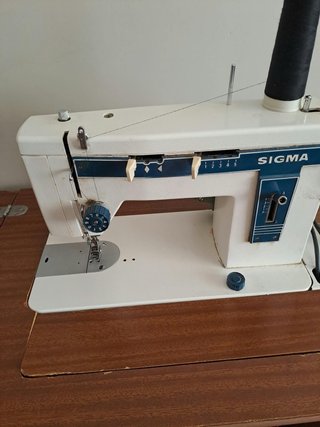 Máquina de coser Sigma con mesa incluida