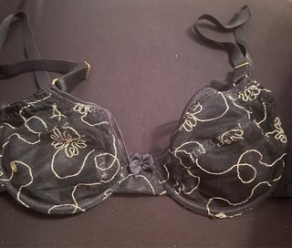 Sujetador negro 80A con bordado floral dorado