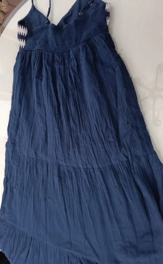 Vestido midi azul con crochet