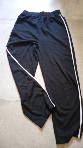 Pantalón de chándal negro con ribete blanco