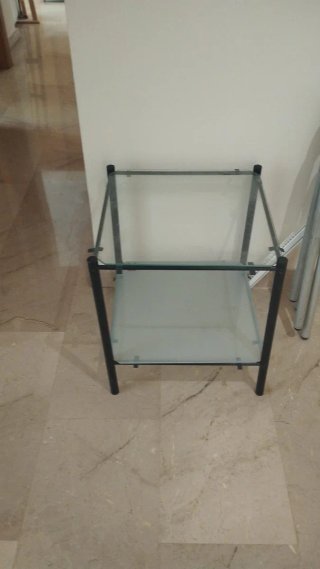 Mesa auxiliar cristal y metal ligera