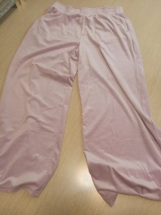 Pantalón rosa ancho