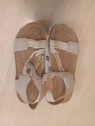 Sandalias Beige y Marrones