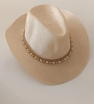 Sombrero de playa beige con perlas