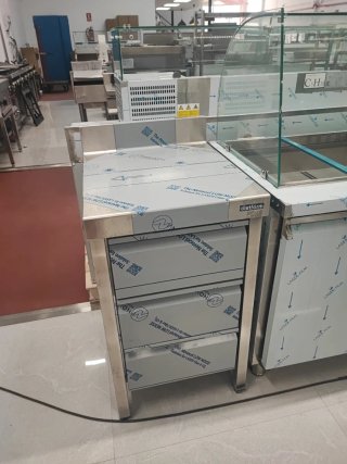Mesa de trabajo con cajones de acero inoxidable