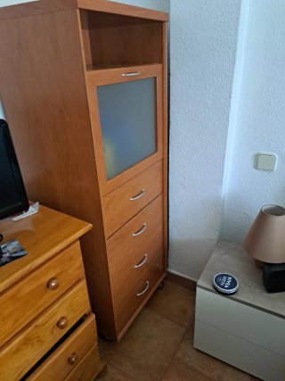 Mueble de madera con cristal y cajones