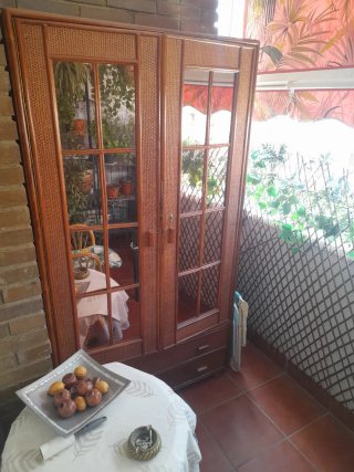 Armario 2 puertas y 2 cajones madera y mimbre