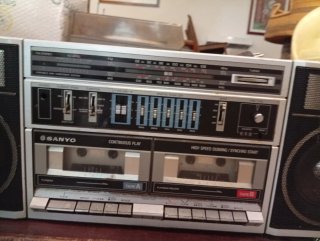 Radio Cassette Sanyo con Altavoces