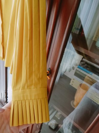 Blusa Carolina Herrera amarilla con adornos