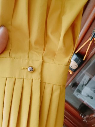 Blusa Carolina Herrera amarilla con adornos