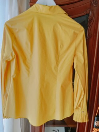 Blusa Carolina Herrera amarilla con adornos