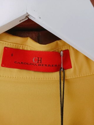 Blusa Carolina Herrera amarilla con adornos