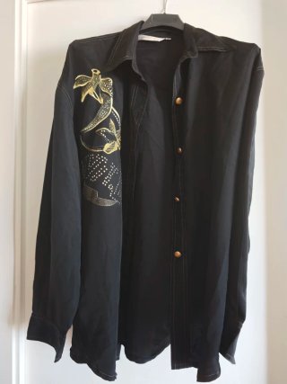 Blusa negra con bordado dorado