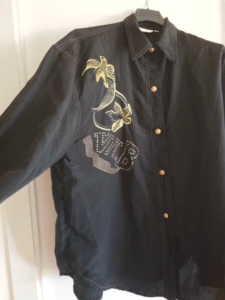 Blusa negra con bordado dorado