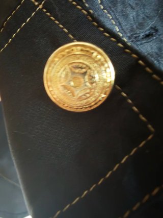 Blusa negra con bordado dorado