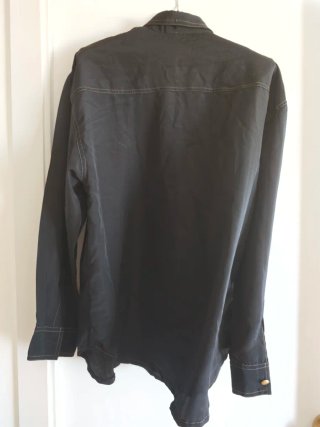 Blusa negra con bordado dorado