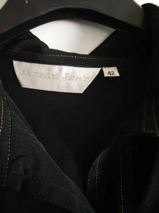 Blusa negra con bordado dorado