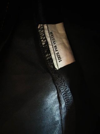 Blusa negra con bordado dorado