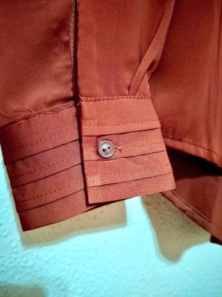 Blusa de satén fluida y elegante