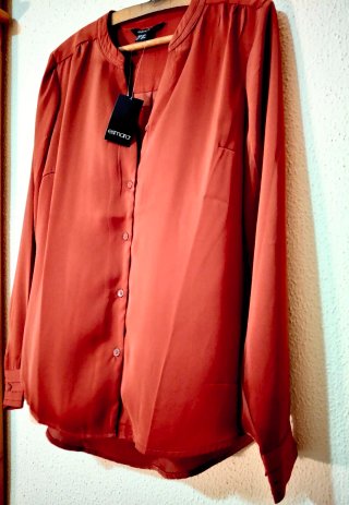 Blusa de satén fluida y elegante