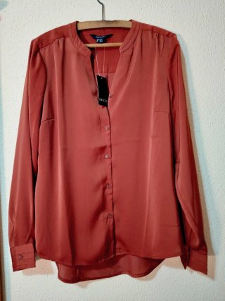 Blusa de satén fluida y elegante