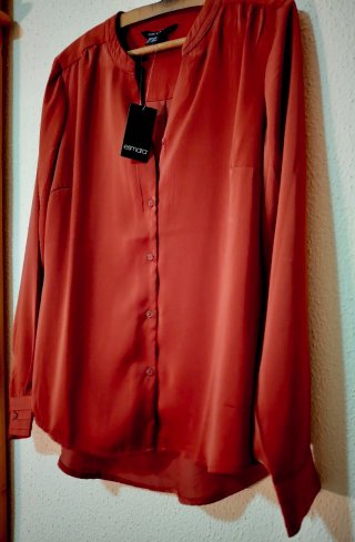 Blusa de satén fluida y elegante