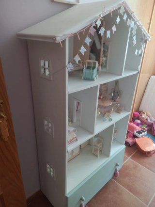 Casita de muñecas estantería