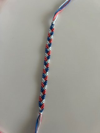 Pulsera hilo hecha a mano azul y rosa