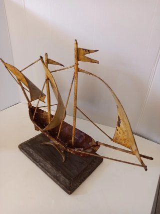 Antiguo barco velero de hierro