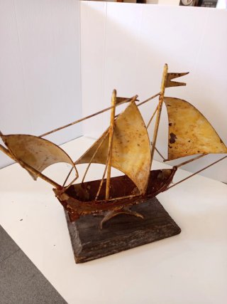 Antiguo barco velero de hierro