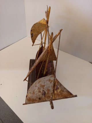 Antiguo barco velero de hierro