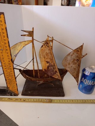 Antiguo barco velero de hierro