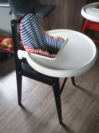 Se vende trona en buen estado.