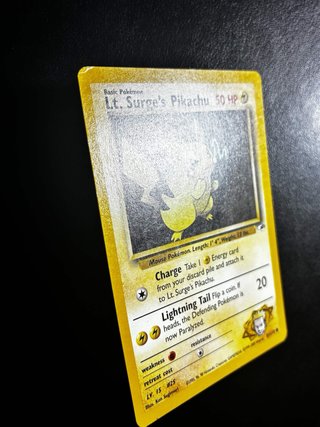 Carte Pokémon Lt. Surge's Pikachu (2 versioni)