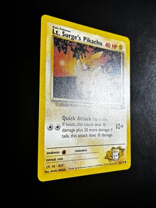 Carte Pokémon Lt. Surge's Pikachu (2 versioni)