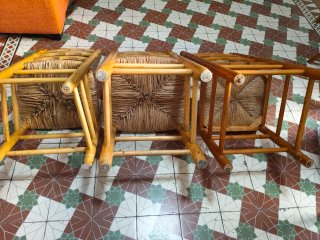 Tres sillas de enea y madera