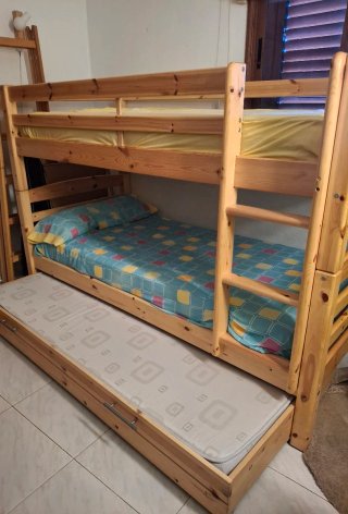 litera de madera de tres camas(incluye colchones)