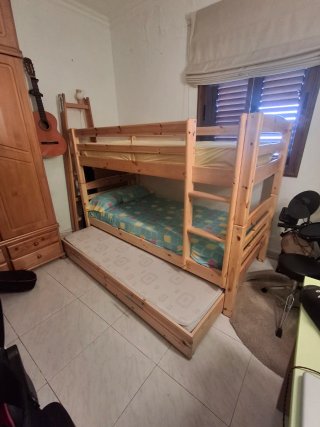 litera de madera de tres camas(incluye colchones)