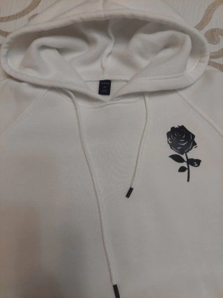 Sudadera Blanca con Rosa Negra