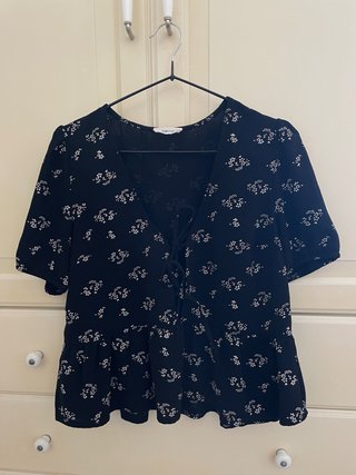 Blusa negra con estampado floral blanco