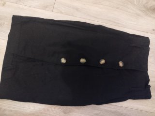 Falda negra con botones