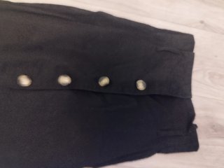 Falda negra con botones
