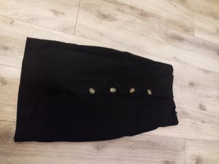 Falda negra con botones