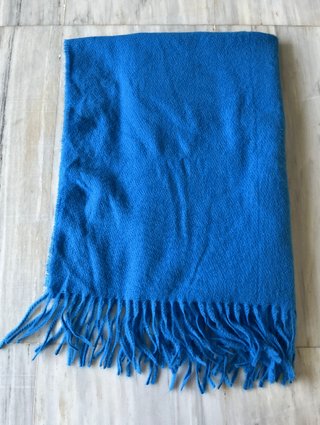 Bufanda azul eléctrico parfois con flecos