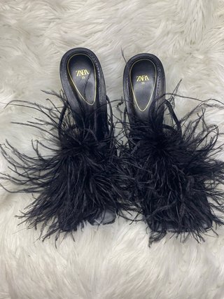 Sandalias Elegante de  Zara con plumas