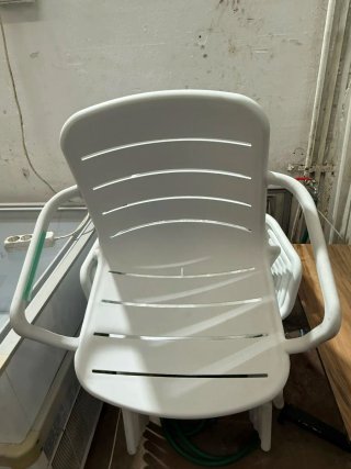 Sillas de plástico blancas apilables